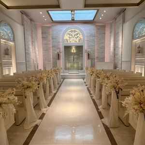 ホワイトハウス結婚式場、外が見えない造りになってるそうで、天候に左右されません。