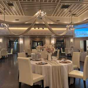 披露宴会場。自分達好みの色や雰囲気に変えることが可能。