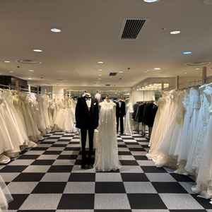 ドレスサロンを見学。ウェディングドレス、カラードレス、タキシードすべて品揃えが豊富でした。