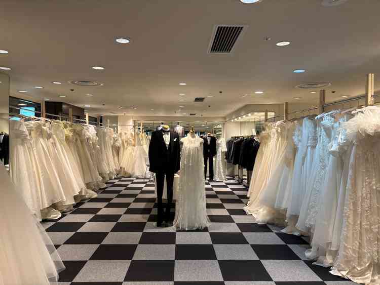 ドレスサロンを見学。ウェディングドレス、カラードレス、タキシードすべて品揃えが豊富でした。