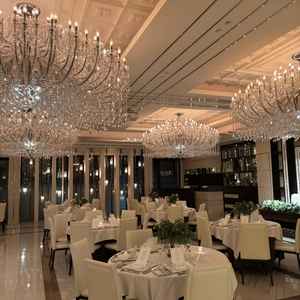 一つ目の披露宴会場。シックな雰囲気でシャンデリアが大きくて存在感があります。