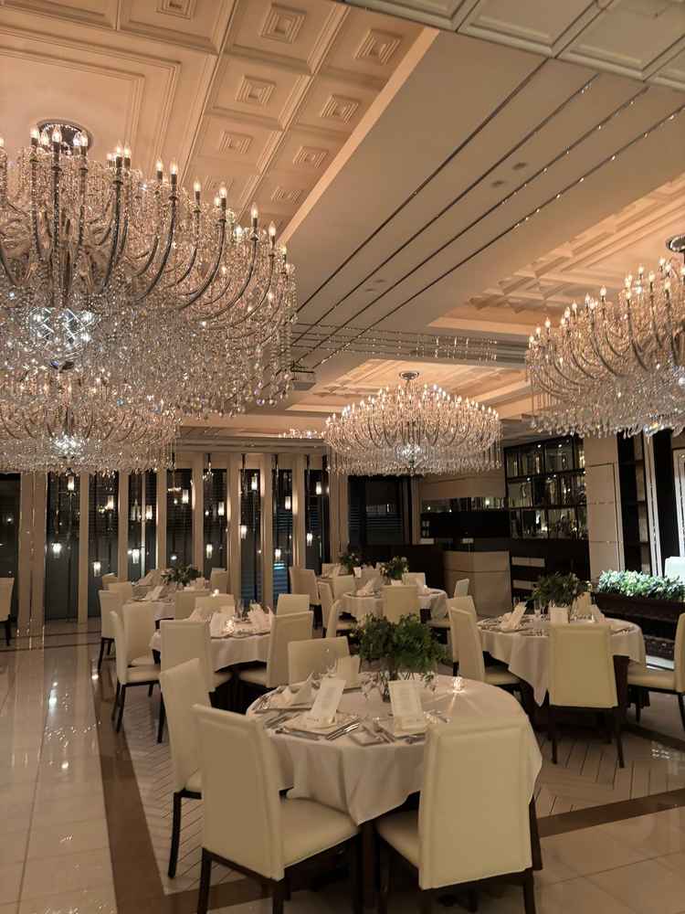 一つ目の披露宴会場。シックな雰囲気でシャンデリアが大きくて存在感があります。