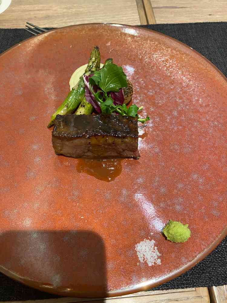 メインはサーロインの提供でした。脂肪が甘く、重い牛肉が苦手な私も食べ切ることができました。