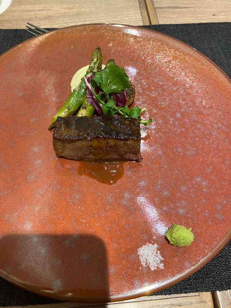 メインはサーロインの提供でした。脂肪が甘く、重い牛肉が苦手な私も食べ切ることができました。