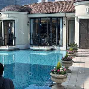 プールが印象的で、とてもキレイでした。