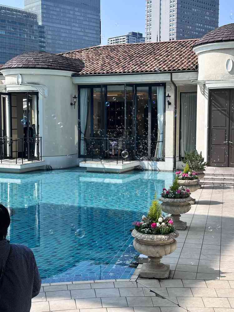 プールが印象的で、とてもキレイでした。