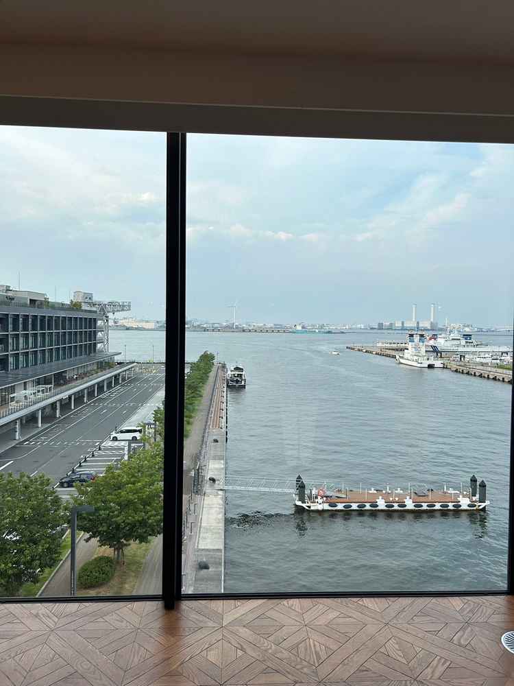 大きい窓の向こうに見えるのは海だけではなく横浜ならではの建造物や工場などもあった。