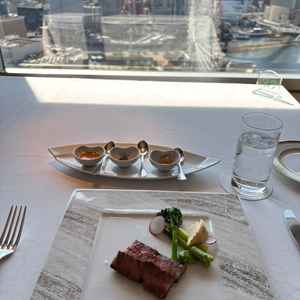 試食はお肉、パン、スープをいただきました。お腹は柔らかく、とてもおいしかったです。