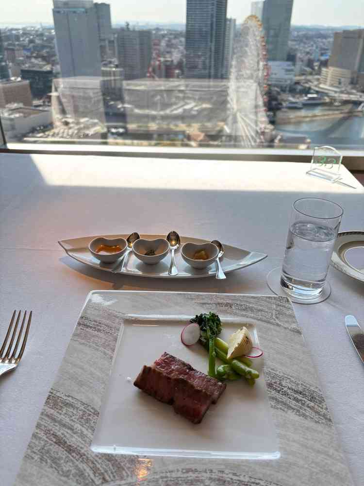 試食はお肉、パン、スープをいただきました。お腹は柔らかく、とてもおいしかったです。