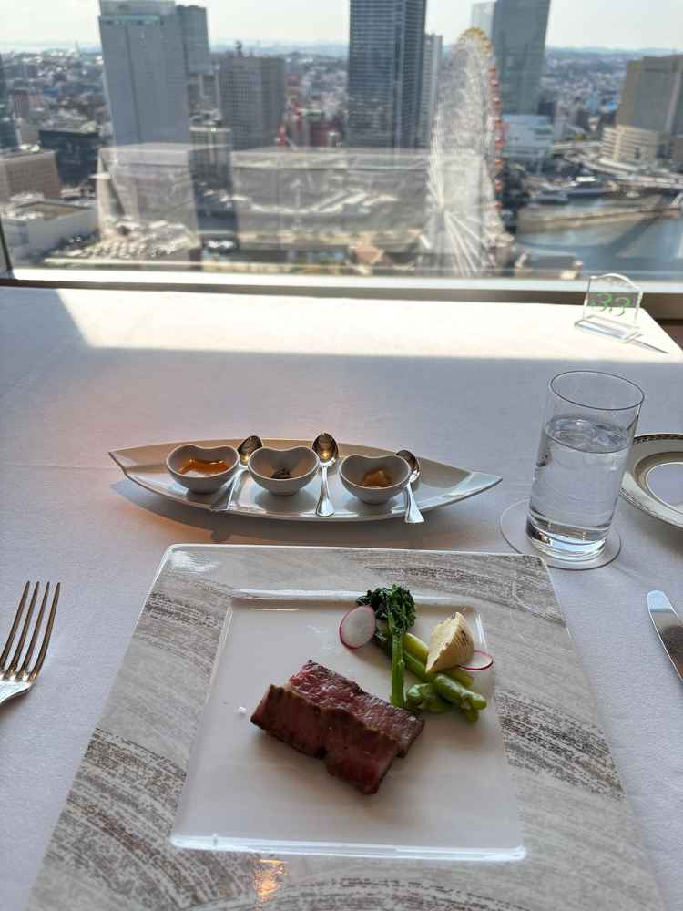 試食はお肉、パン、スープをいただきました。お腹は柔らかく、とてもおいしかったです。