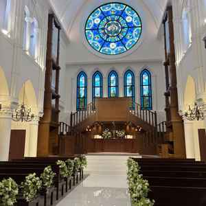 天井が高く広々としたチャペル。大きなステンドグラスが印象的。