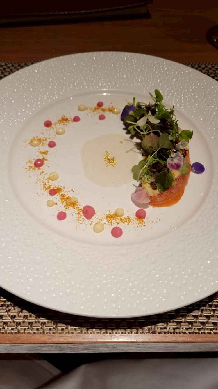 盛り付けが美しく、目でも楽しめる上質な一皿。