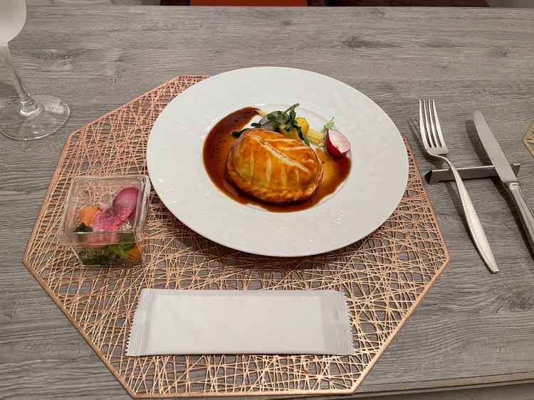 パイ包みのお肉は温かくてとても美味しかったです。お野菜も新鮮でした。