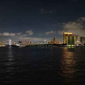 サンセットクルーズでは夜景も楽しむことができました。夜は夜でネオンの光がとてもキレイでした。