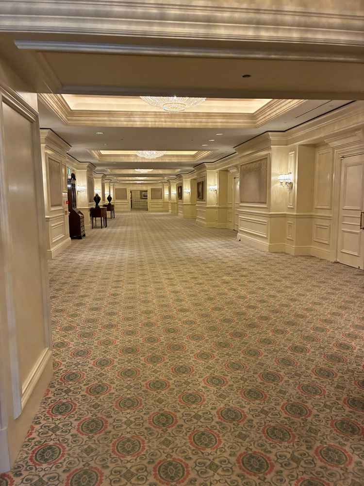 披露宴会場へ向かう廊下は広々としていました。