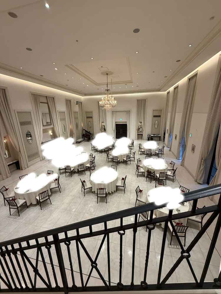 広々とした披露宴会場で、階段やガーデンからの入場が可能でした。