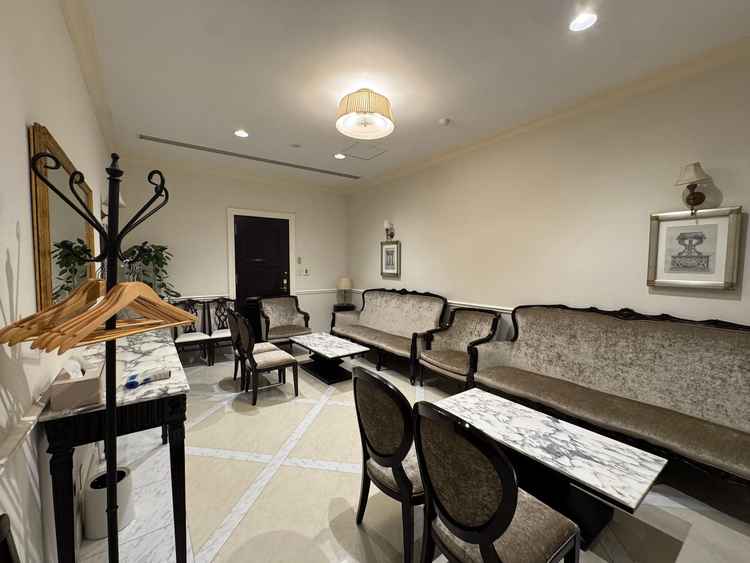 両家別の待合室かわ広々としていて他の会場にはなかなかない寛ぎ感が期待できました