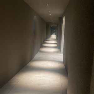 挙式会場へ向かう道。挙式会場への入り口が現在でそれより前が過去、先が未来を表しているそう