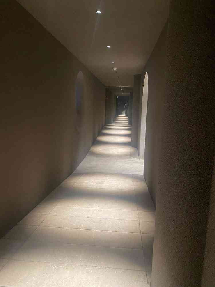 挙式会場へ向かう道。挙式会場への入り口が現在でそれより前が過去、先が未来を表しているそう