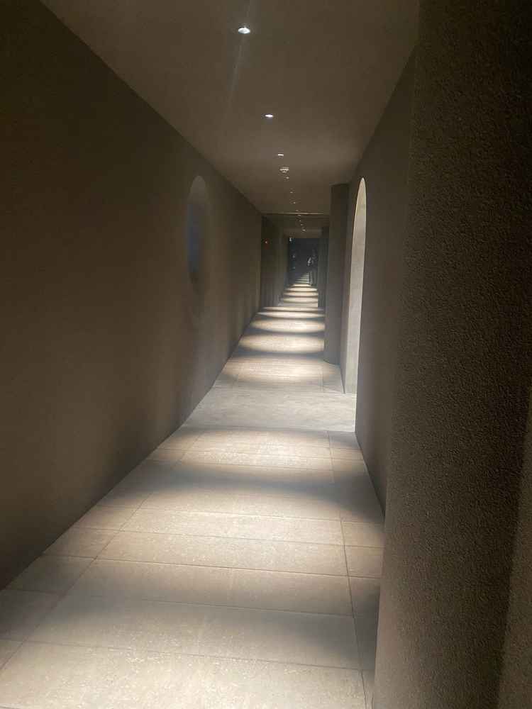 挙式会場へ向かう道。挙式会場への入り口が現在でそれより前が過去、先が未来を表しているそう