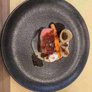 牛肉のステーキ。ランクアップすれば牛肉にできる。前菜もとてもおいしかった。