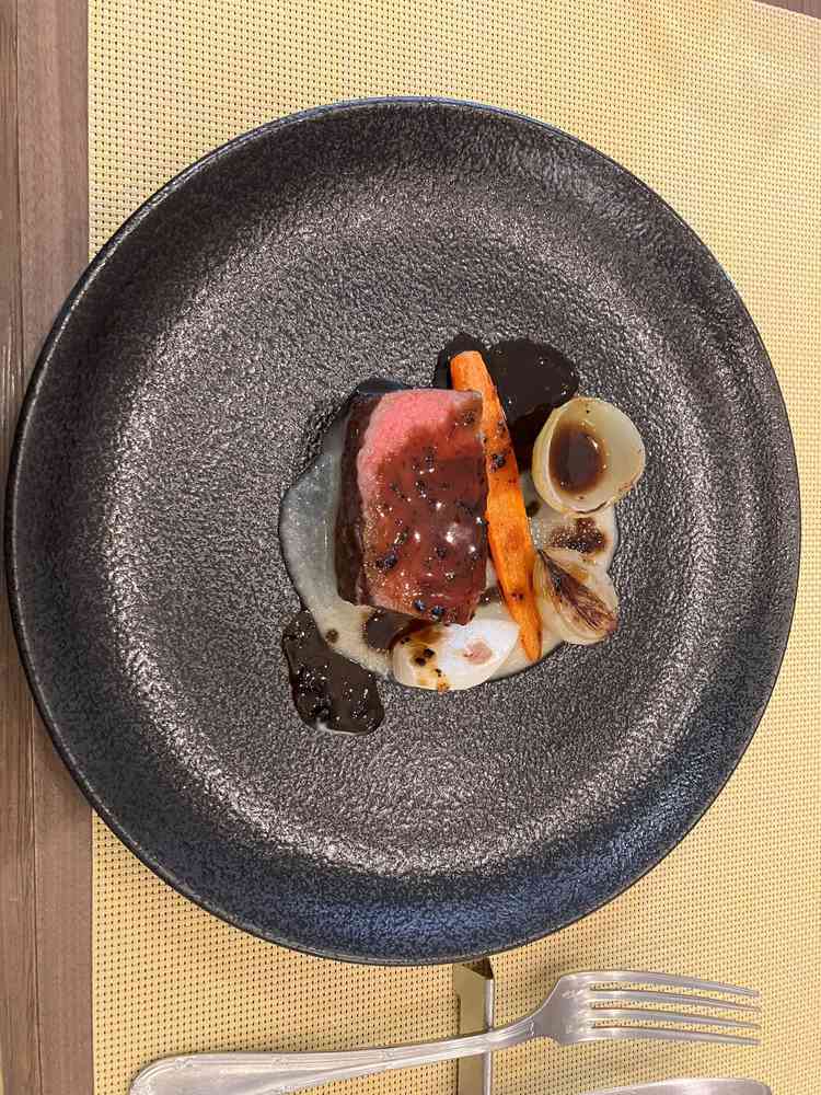 牛肉のステーキ。ランクアップすれば牛肉にできる。前菜もとてもおいしかった。