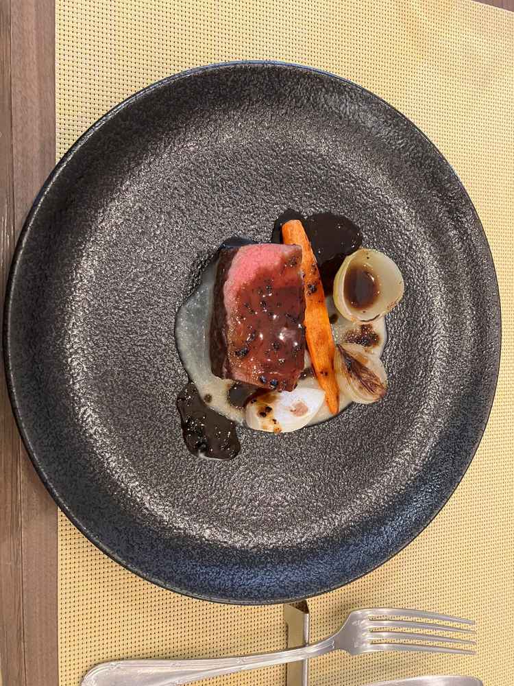 牛肉のステーキ。ランクアップすれば牛肉にできる。前菜もとてもおいしかった。