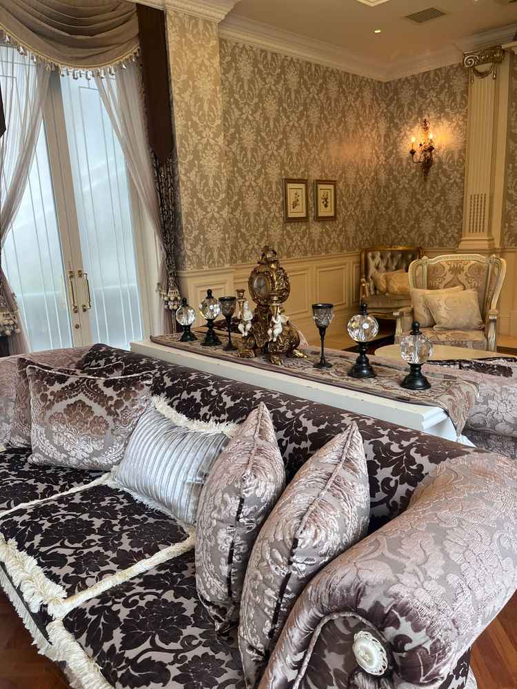 3種類ある披露宴会場の一つの待合室。明治時代の女性が憧れた洋風の邸宅の雰囲気でアンティークな雰囲気。