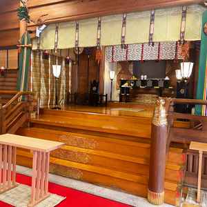 奉賽殿は天井が高く、厳かな雰囲気。多くの参列者が入れる点も安心でした。