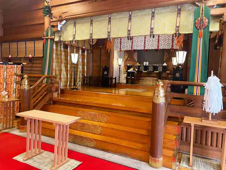 奉賽殿は天井が高く、厳かな雰囲気。多くの参列者が入れる点も安心でした。