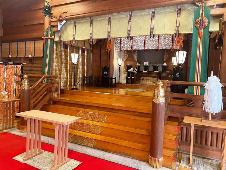 奉賽殿は天井が高く、厳かな雰囲気。多くの参列者が入れる点も安心でした。