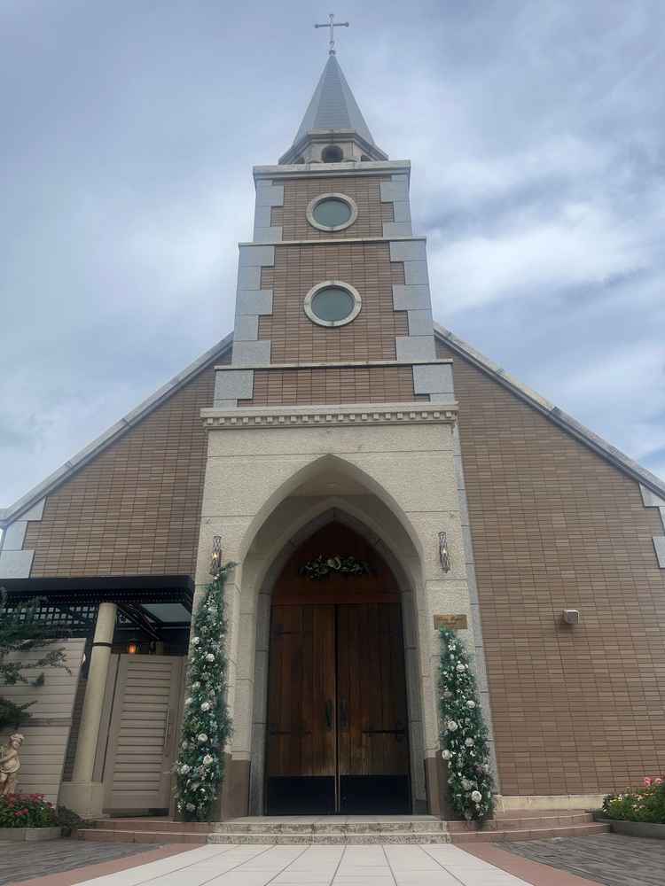 チャペルの正面。屋上に有るため開放感がある。隣のビルを見えにくくなっている。