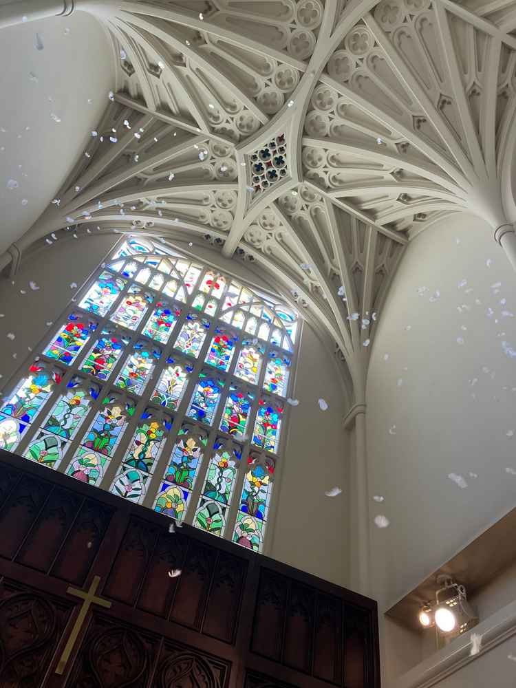 挙式会場のステンドグラス。フェザーシャワーがとても綺麗。