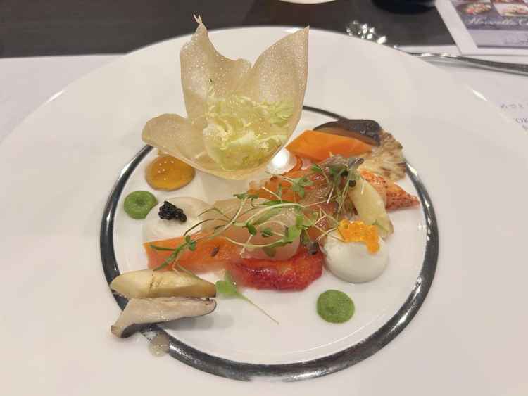 彩り豊かな前菜の盛り合わせ。魚介や野菜、ソースがオシャレに盛り付けた上品な一皿でした。
