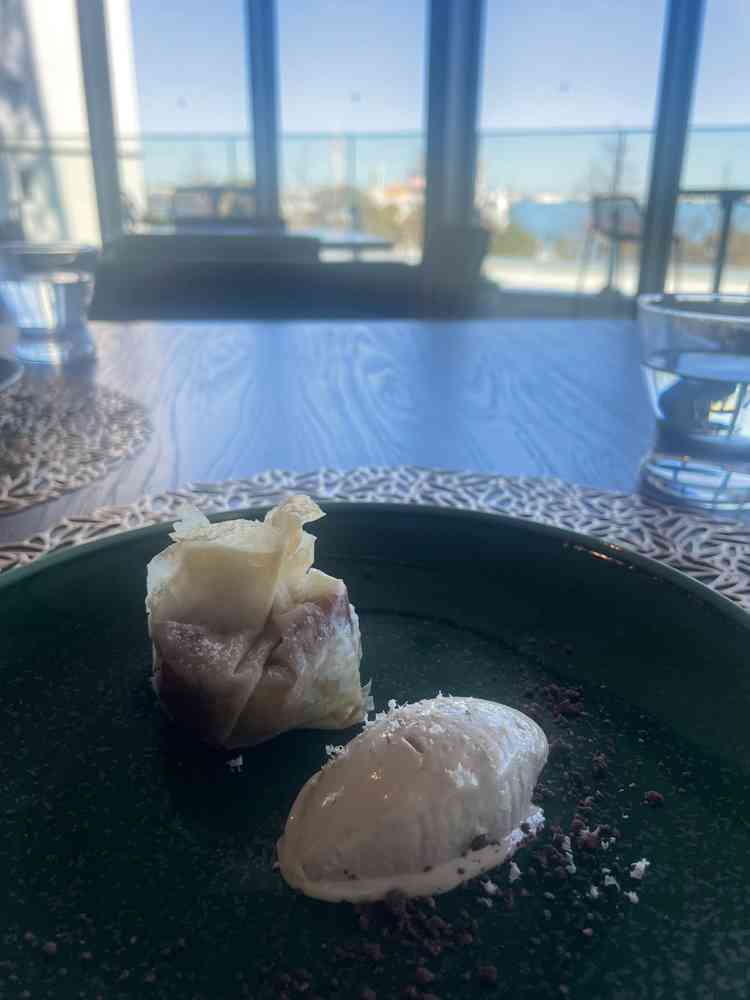 デザート。甘さの加減もちょうど良く、お料理は有名ホテルより正直美味しいと思いました。