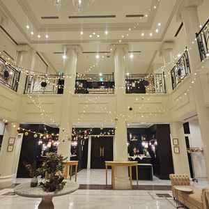 ロビーはとても広く、色々な演出が可能と感じました。実際の飾り付けの写真も見せていただきました！