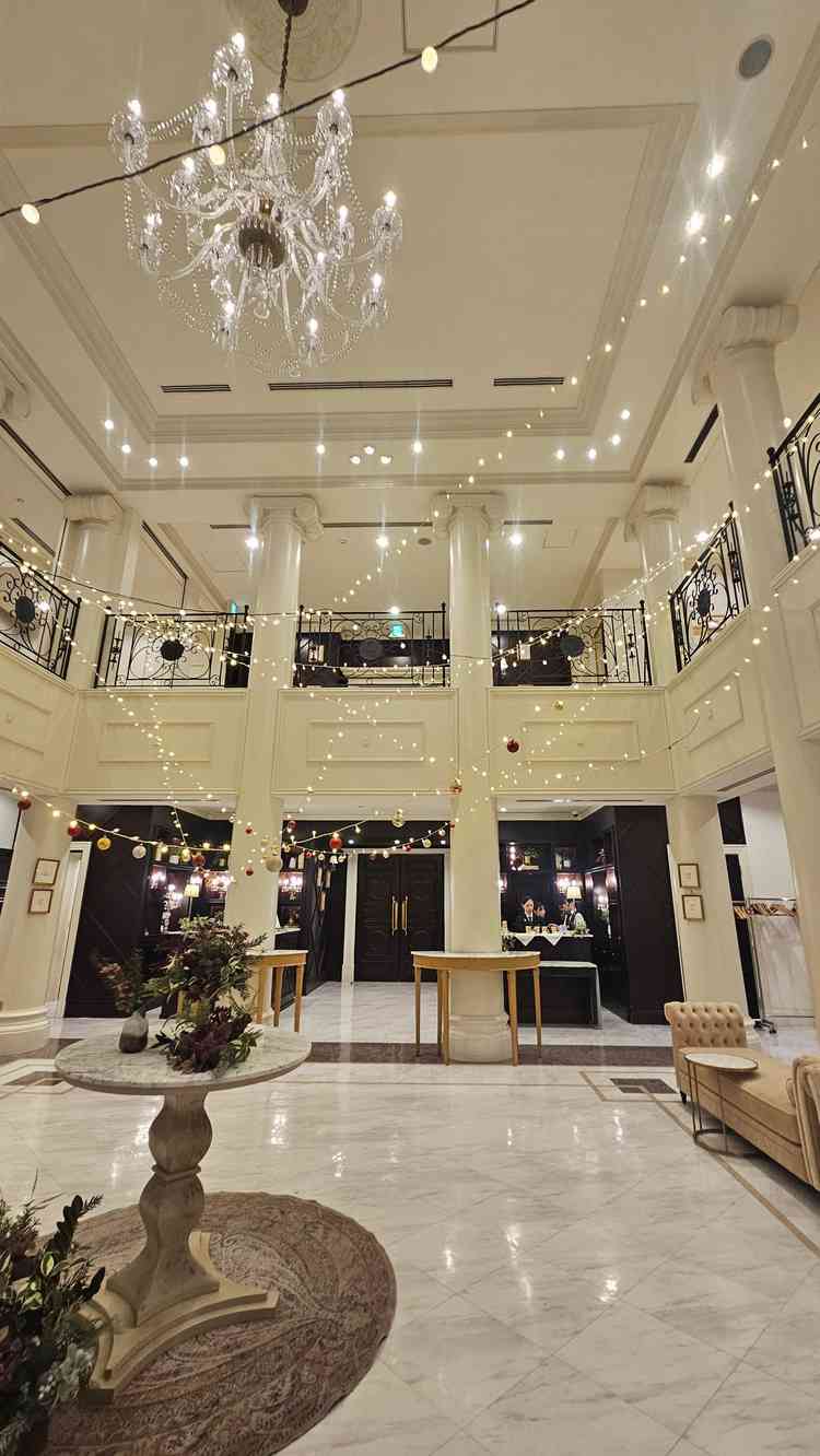 ロビーはとても広く、色々な演出が可能と感じました。実際の飾り付けの写真も見せていただきました！