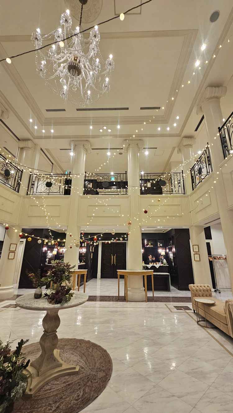 ロビーはとても広く、色々な演出が可能と感じました。実際の飾り付けの写真も見せていただきました！