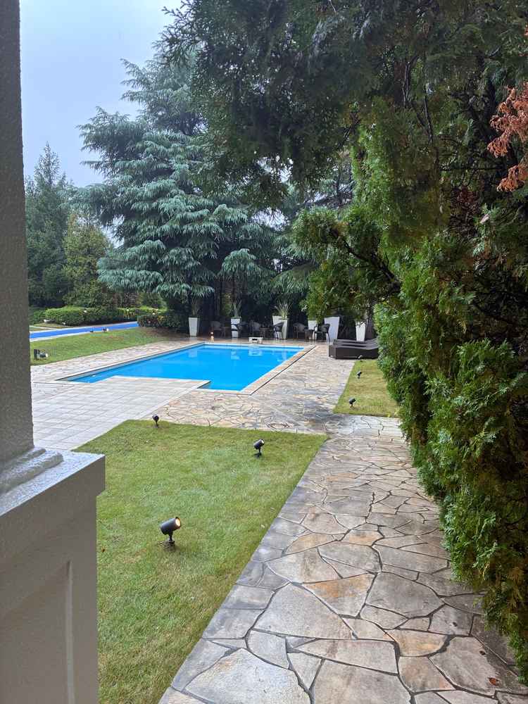 ガーデンのプール。とても広く雰囲気が良くなる特別感がありました。