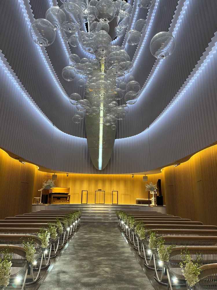 天井が高く、広々とした空間でとても魅力的と感じた。車椅子の人も、席を動かし参列できることも魅力的。