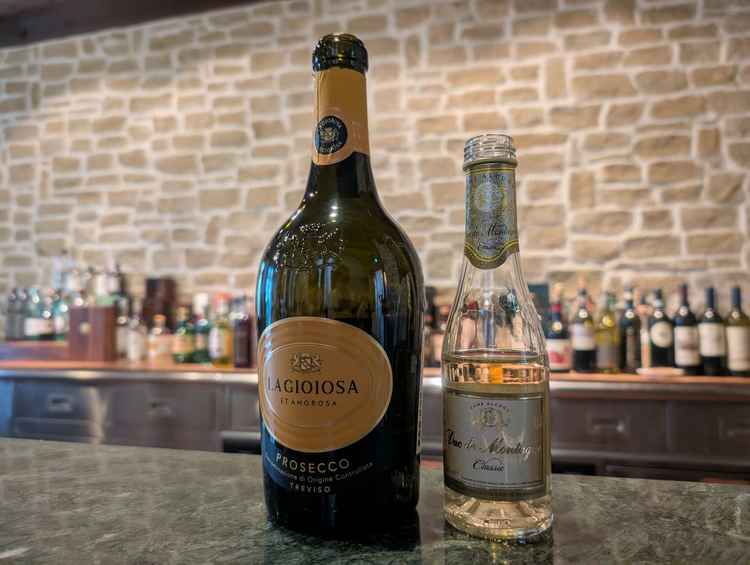 試食時の乾杯酒。プロセッコでシャンパンのようにワンランク上の乾杯酒に感じました。