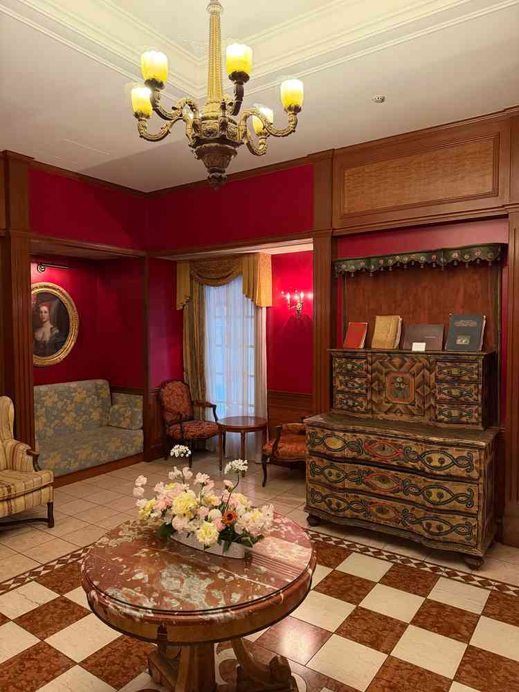 新郎新婦が待機する部屋。アンティークな作りで思わず写真を撮りたくなる場所がたくさんありました。