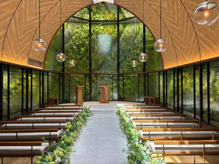 挙式会場。緑を感じれて素敵だったが小さく感じた。