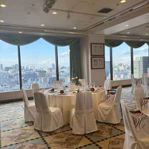 高層階からの景色を楽しめる披露宴会場。