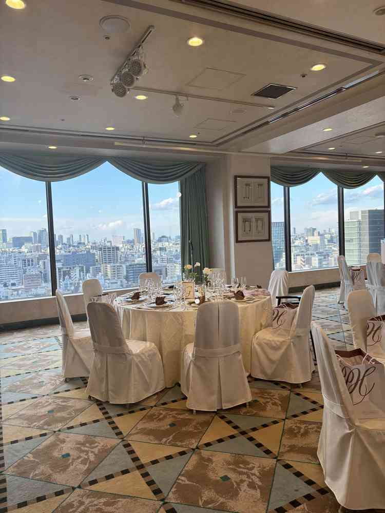 高層階からの景色を楽しめる披露宴会場。