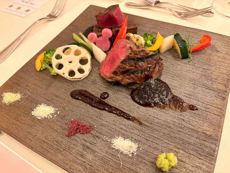 メイン料理は、隠れミッキーをイメージした野菜の装飾をしてくださいました。どの料美味しかったです。