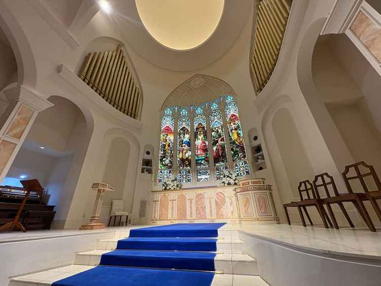 やっぱり大聖堂&大きなステンドグラスは素敵でした！全体的に真っ白で、絶対に間違いない式が挙げられそう