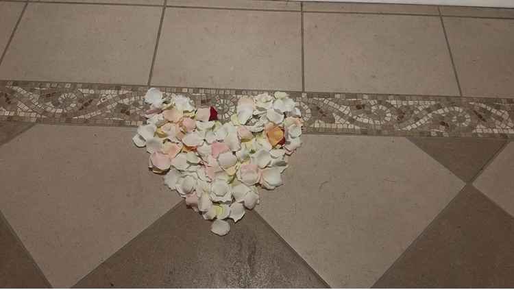 フラワーシャワーの後、ハートに型取り