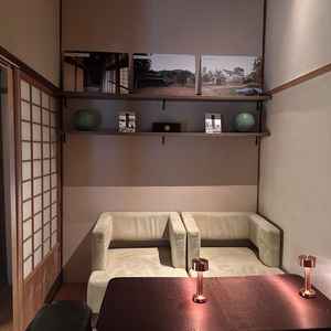 式の前の待合室の中も歴史のあるものがディスプレイされていて落ちつきある空間であったことが印象でした。