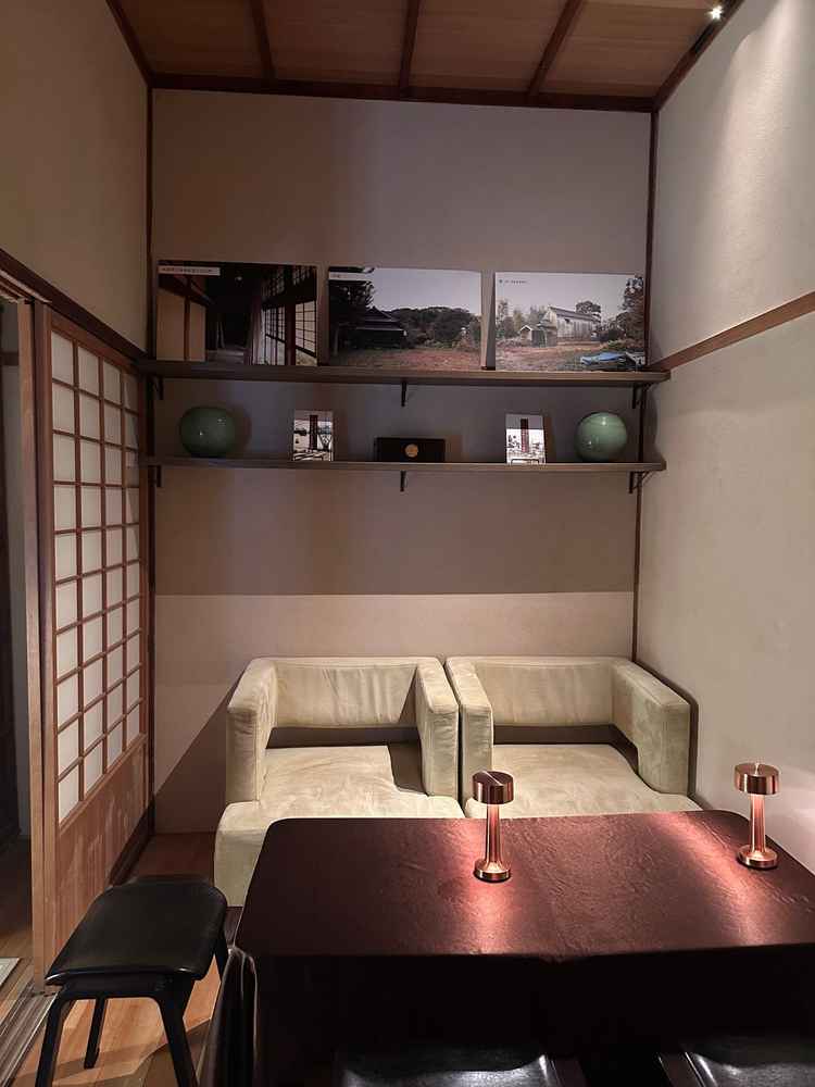 式の前の待合室の中も歴史のあるものがディスプレイされていて落ちつきある空間であったことが印象でした。